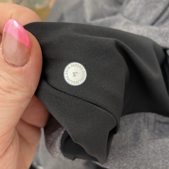 Lululemon Grey on the fly crop pants - Picture 4 of 4